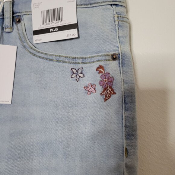 Plus Size Light Wash Flared Jeans With Floral Embroidery & Pockets 20W - Picture 5 of 11